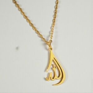 Elegant Gold Pendant Necklace